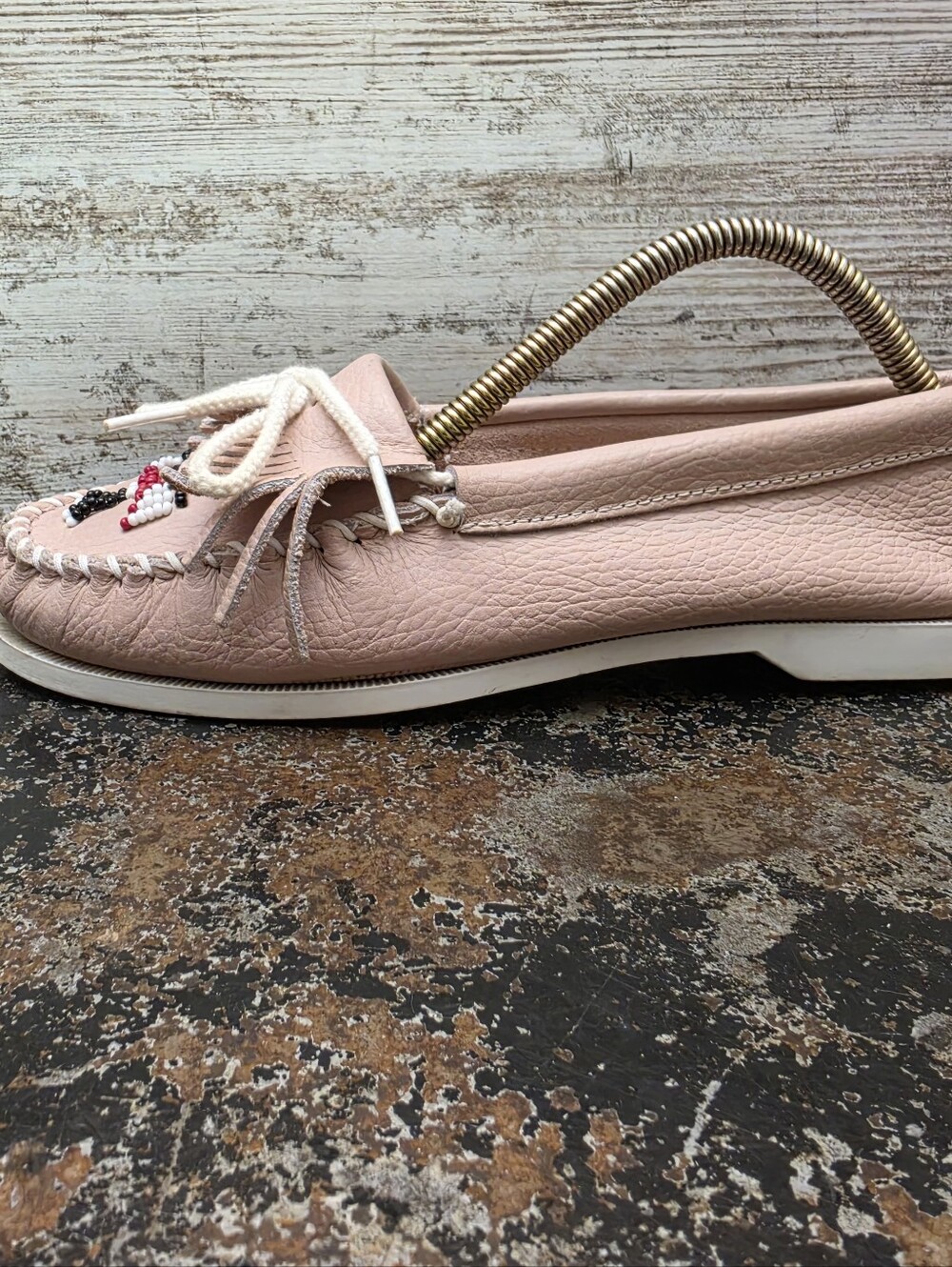 Womens Minnetonka Loafers Shoes Sz 9 Used 172 Beaded Leather - Picture 2 of 6